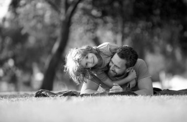 Çocukluk ve ebeveynlik kavramı. Mutlu baba ve oğul dışarıda birlikte oynuyorlar.