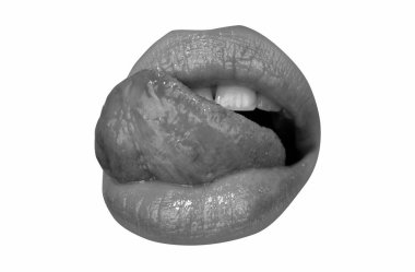 Sanat kırmızısı dudaklar. Seksi kadınlar ağzını açar, dudaklarını yalar, dilleri dışarı çıkar. Parlak lüks ağız.