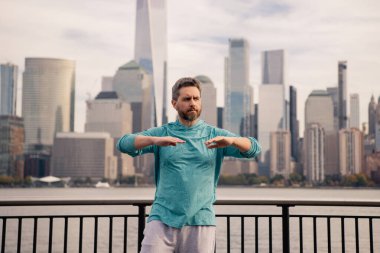 Spor adamı New York 'ta antrenman yapıyor. Erkek sporcu kardiyo sağlığı için antrenman yapıyor. Spor salonu açık havada. Adam dışarıda çalışıyor. New York yakınlarındaki parkta aktif yaşam tarzını seven bir adam.