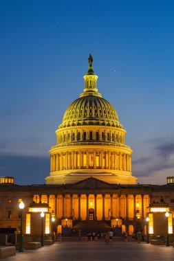 Meclis binası. Washington DC mi? Kongre Binası, Yargıtay, Washington Anıtı. Muhteşem Capitol dimdik ayakta. Neoklasik Capitol güç yayıyor