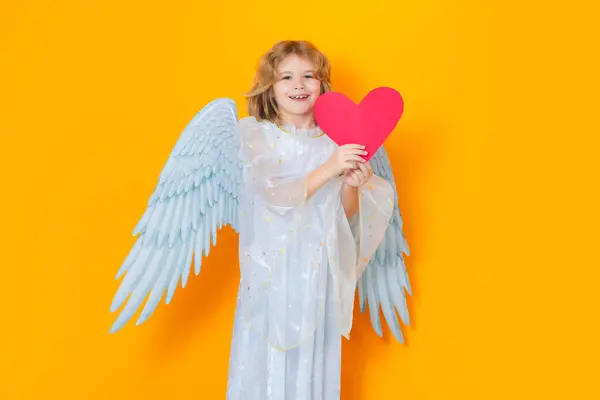 Anioł Sercem Walentynkowy Małe Kupidyneczko Aniołek Anielskimi Skrzydłami Odizolowany Żółtym — Zdjęcie stockowe