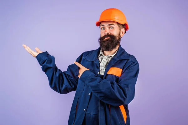 건축업자 헬멧에 코카서스 노동자 스튜디오 배경에 노동자 건물에서 헬멧에 노동자 — 스톡 사진