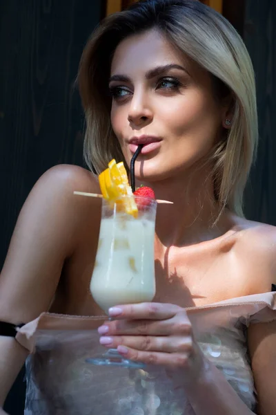 Elegância Glamour Mulher Beber Cocktail Misto Bar Festa Verão Com — Fotografia de Stock