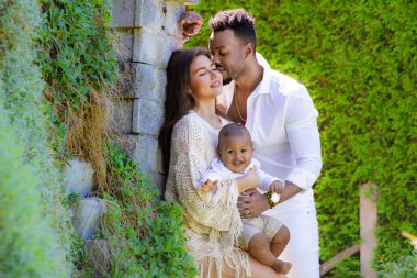 Çok ırklı ebeveynler ve karışık ırk bebekleri. Çok ırklı aile portresi. Mutlu çok ırklı aile kucaklaşması bebeğim. Çok güzel bir aile. Çok ırklı bir aile birlikte eğlenir.