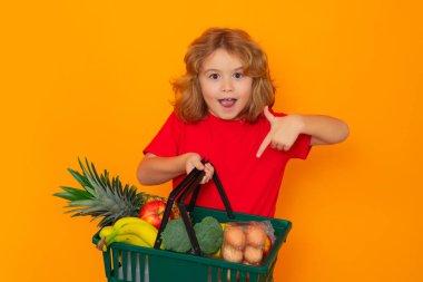 Alışveriş yapan çocuklar. Çocuk süpermarketten alışveriş yapıyor. Market, süpermarket. Satış, tüketim ve çocuk konsepti. Çocuk sepet kullanarak alışveriş yapıyor.