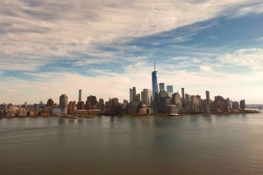 Jersey 'den Hudson Nehri' ne kadar gökdelenleri olan New York City silueti. Manhattan, Midtown, NYC, ABD. New York 'un iş bölgesinde gökdelenler, binalar, New York kuleleri. New York silüeti