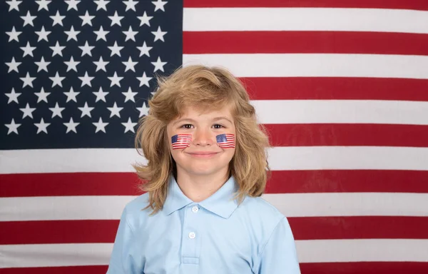Fjärde Juli Och Barn Koncept Barn Med Amerikansk Flagga Självständighetsdag — Stockfoto