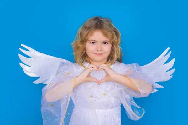 情人节 金发可爱的孩子 带着天使般的翅膀 背景是蓝色的工作室 快乐天使般的孩子 — 图库照片