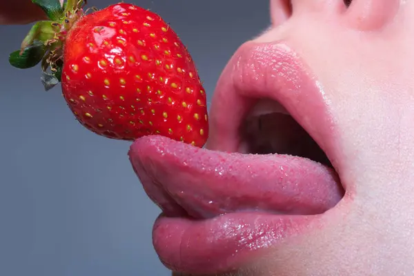 Een Meisje Die Aardbeiensap Eet Sexy Open Mond Met Lange — Stockfoto