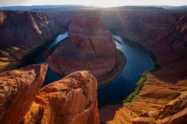 Colorado nehri, günbatımı macera mekanı. Arizona Horseshoe Virajı Büyük Kanyon 'da