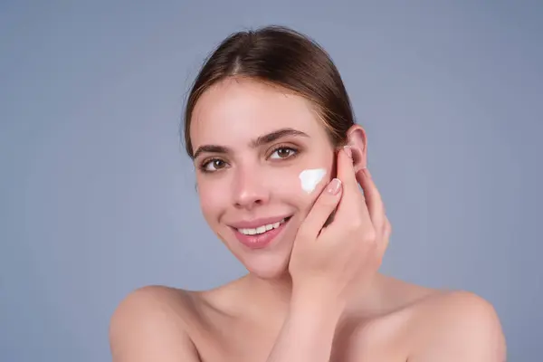 Beautiful Model Applying Cosmetic Cream Treatment Face Facial Treatment Beauty — Stock fotografie