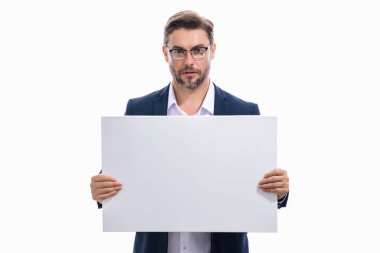 Tabela adamın elinde, boş kart. Ürününüz için pankart hazır. Mesajını imzala. Stüdyo izole edilmiş arka planda boş tabela gösteren bir adam. Boş tahta var. Reklam alanı, kopyalama alanı