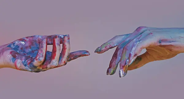 手涂了油漆伸出手来 有希望的概念 两只手试图触摸 亚当签名 人际关系 结合在一起 男人和女人的手互相伸出手来用手去摸 — 图库照片