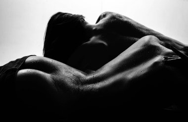 Lezbiyen çift yatakta poz verdi. Yatak odasında seks ve samimiyet fantezisi. Çıplak güzel sanatlar kız şehvetli uyku ve rahatlatıcı. Şehvetli ve çıplak vücut. Sanat nüleri. Mükemmel esnek seksi vücut