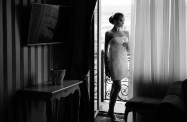 Şampanya ile bornoz kadın. Zarif güzel kadın. Kadın ince genç model makyajlı