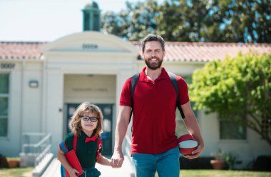 Baba oğlunu destekliyor ve motive ediyor. Çocuk eğitimi. Çocuk ilkokula gidiyor.