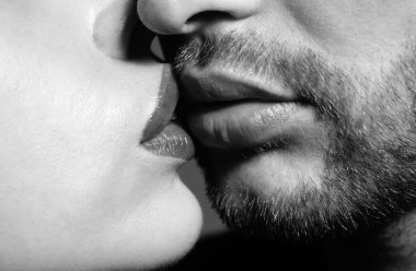 Birbirine aşık çiftler. Kırpılmış öpüşme suratı, yakın plan.