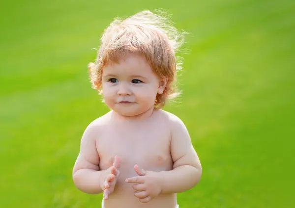Happy Baby Grass Fieald Sunny Summer Evening Smiling Child Outdoors – stockfoto