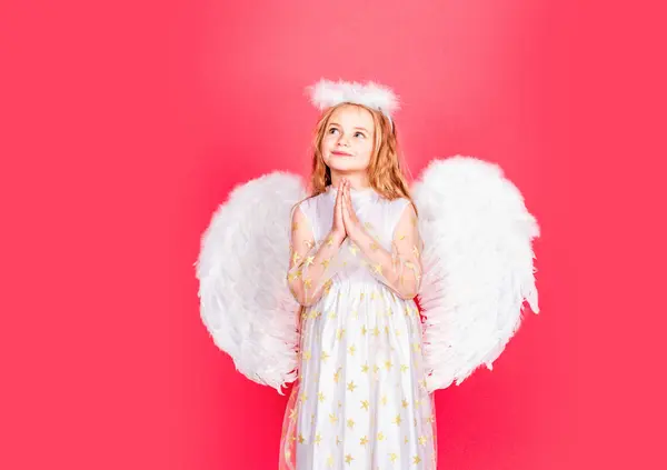儿童天使祈祷 有天使性格的孩子 小女孩穿着天使装束的白色连衣裙和羽翼 无辜儿童的理事会 — 图库照片