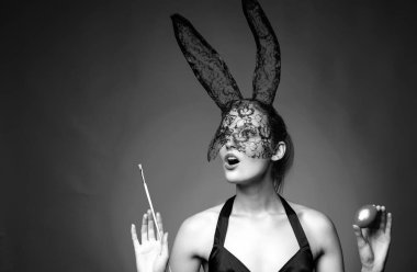 Mutlu Paskalya seksi kadın kırmızı zemin üzerine tavşan kulaklı. Paskalya tatil kavramı. Portre kadar kapatın. Yumurta dekorasyon. Bahar tatil