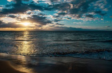 Tropik plaj geçmişi. Sakin turkuaz dalgalı kumsal. Maldivler, mükemmel manzara, kopyalama alanı