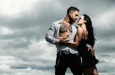 Stüdyoda çıplak gövdesiyle sarılmış seksi kız ve kaslı erkek arkadaş. Aşık şehvetli bir çift.