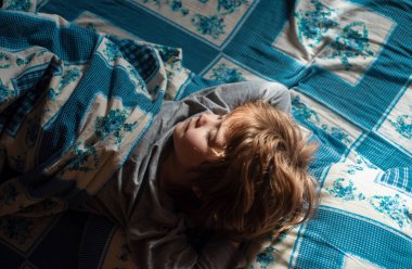 Yatakta uyuyan çocuk. Yatakta yatan huzurlu çocuklar. Sevimli küçük çocuklar uyuyorlar. Güzel, sağlıklı, huzurlu bir uyku çekiyorlar.