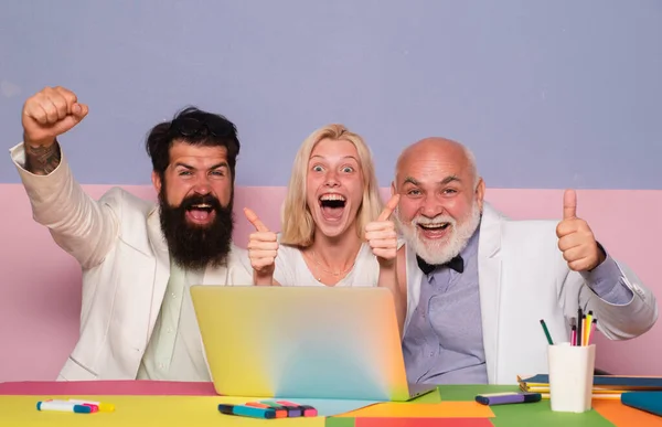 Empresários Entusiasmados Sentados Mesa Escritório Com Grupo Colegas Trabalhando Computador — Fotografia de Stock