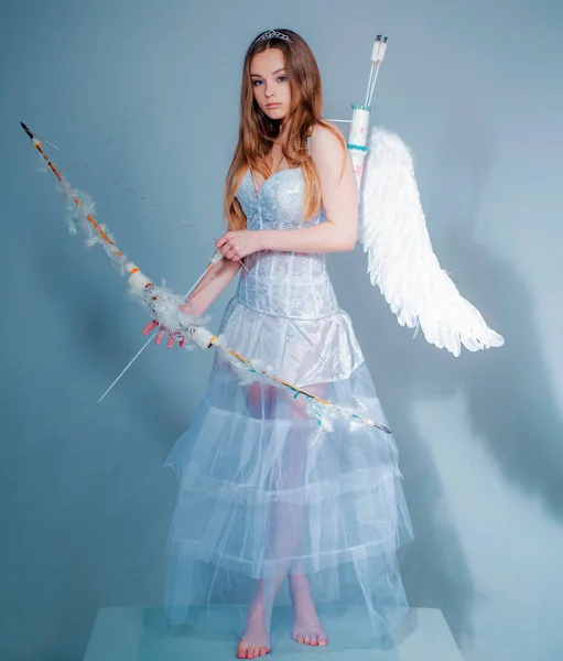 一头金发的天使女孩青少年丘比特 情人节 穿着浅色背景的天使的女孩 无辜女孩的概念 — 图库照片