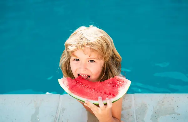 Söt Liten Pojke Poolen Äter Vattenmelon Njut Att Äta Tropisk — Stockfoto