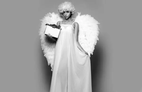 天使の衣装を着た若い女性 白いドレスの美しい妖精の飛行少女 素晴らしいですブロンド天使女の子とともに白い翼 — ストック写真