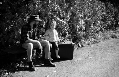 Ormanda yürüyüş sırasında babası ile şirin küçük çocuk.