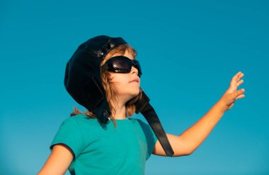 Pilot kasklı ve gözlüklü şirin bir çocuğun portresi. Çocuklar rüya görür. Kafkas çocuk yüzünü kapatın. Komik çocuğun yakın plan kafası.