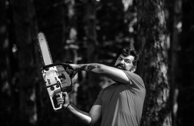 Ormanda çalışan oduncu mu? Ormanların tahrip edilmesi doğal ekosistemlerin bozulması ve istikrarsızlaşmasının başlıca nedenlerinden biridir. Ağaç işçileri oduncu