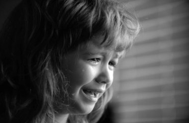 Gözyaşları içinde ağlayan küçük çocuğun yüzünü kapat. Evde ağlayan bir çocuğun portresi. Çocuk Üzgün Duyguları