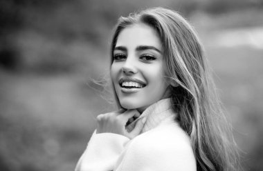 Mutlu sonbaharlar. Dışarıda güzel bir sonbahar kadınının yakın plan portresi.