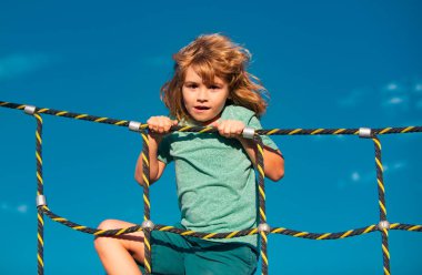 İnternette oyun parkındaki küçük mutlu çocuk. Çocuk yaz aktivitelerini, çocukların eğlence yaşam tarzını seviyor.