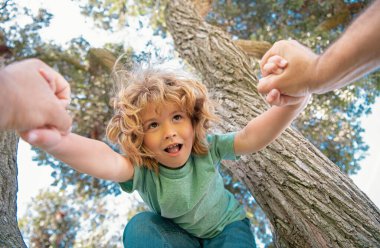 Babaların eli. Baba oğluna yardım ediyor. Ebeveyn çocuğun elini tutar.