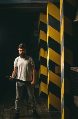 Güç ve enerji kavramı. Spor, eğitim, sağlık. Beyzbol sopasıyla sakallı adam. Ekose gömlekli kızgın adam sallanmaya hazır. Spor, enerji ve moda. Yakışıklı adam elinde beyzbol sopası tutuyor.