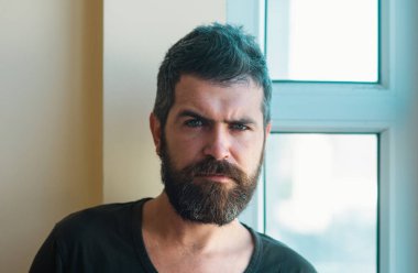 Vahşi, öfkeli, sakallı, erkek yaşam tarzı, ciddi, yakışıklı bir adam.