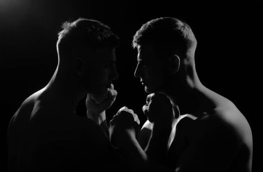 Saldırgan adam. Yüzleşme. İki vahşi adam birbirini seyrediyor. Siyahların arasında.