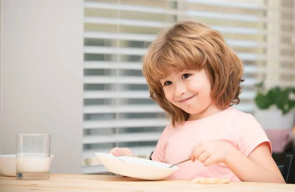 Niño Comiendo Comida Saludable Casa Bebé Come Sopa Con Cuchara —  Fotos de Stock