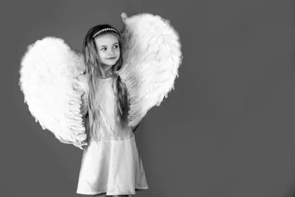 Svatý Valentýn Dítě Dlouhých Bílých Šatech Křídlech Anděla Šťastná Andělka — Stock fotografie