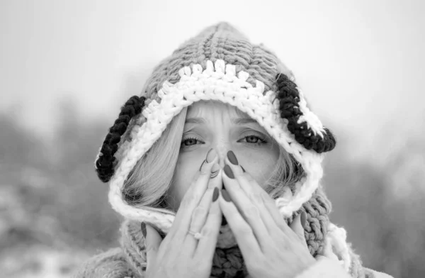 Mujer Con Síntomas Alergia Invernal Sonándose Nariz Retrato Una Mujer —  Fotos de Stock