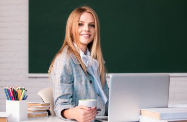 Üniversitede bayan öğrenci, okul eğitimi, üniversite sınıfında okuyan genç bir kadın. Lise konsepti eğitimi