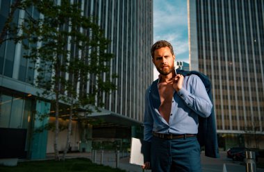 İş adamları. Şehir caddesi yakınlarında takım elbiseli bir işadamı.