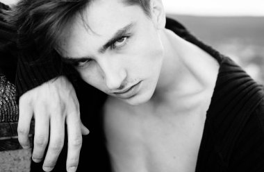 Zarif giyinmiş seksi erkek manken, erkek modası. Erkek güzellik konsepti