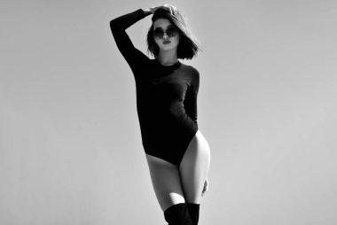 Güneş gözlüklü güzel kız. Güneş gözlüklü kadın model. Reklam ve ticari tasarım. Güzellik ve moda. Genç güzel kız.