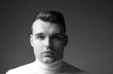 İyi giyimli bir adam şık bir görünüme sahip. Saç stili berber. Saç cilası stili. Hippi saç stili. Parlak saç stiliyle yüzünü kapatan adam. Berber dükkanı konsepti. Yakışıklı adammış. Erkeklik ve güzellik.