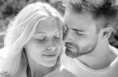 Şefkatli, sıcak, hoş bir aşk anının tadını çıkarıyorum. Birbirine aşık bir çift. Vücut coşkusu ve zevkine dokunmak. Mutlu aşıklar için mahrem anlar. Aşka güven